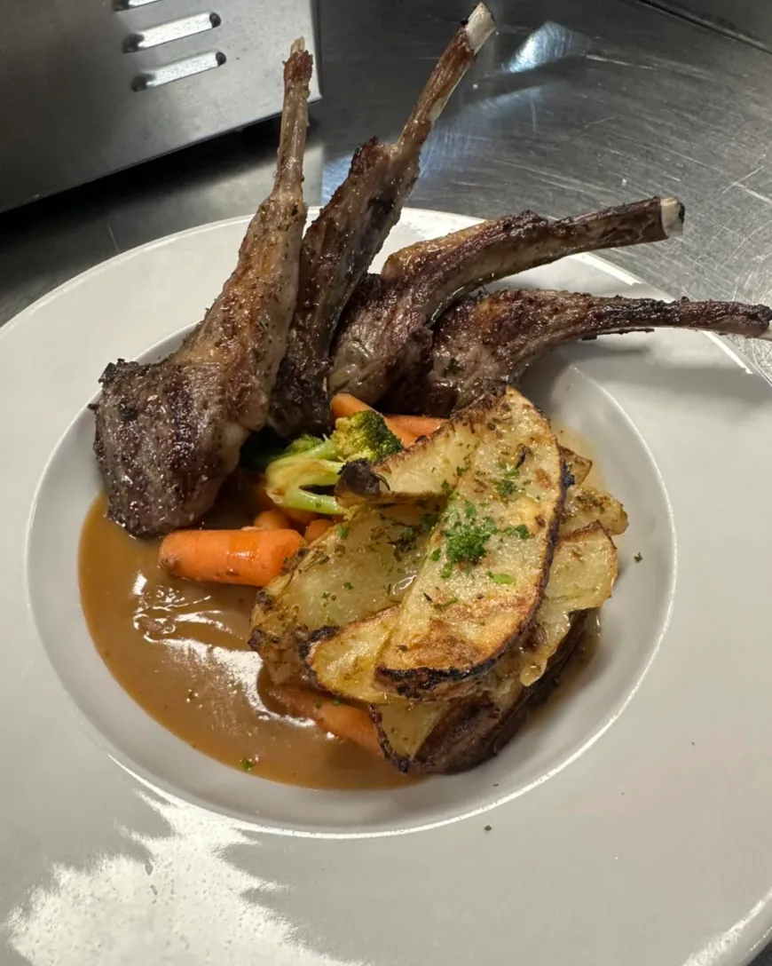 Grilled lamb chops with lemon potatoes